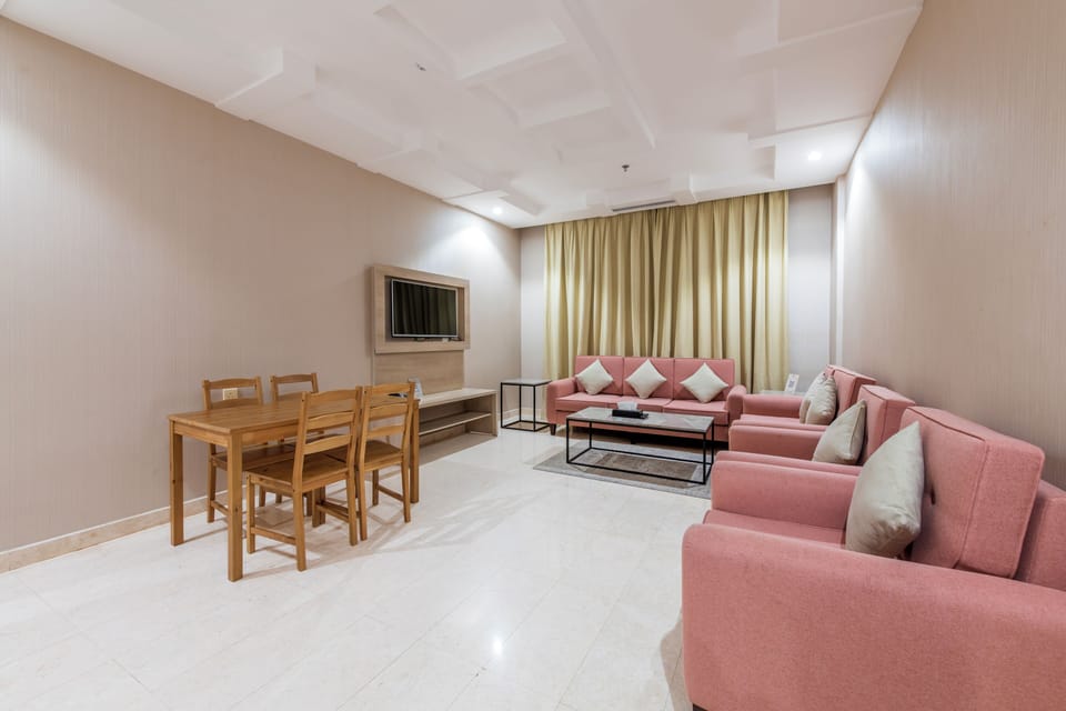 Executive Suite | Living area | 43-inch LCD TV with satellite channels