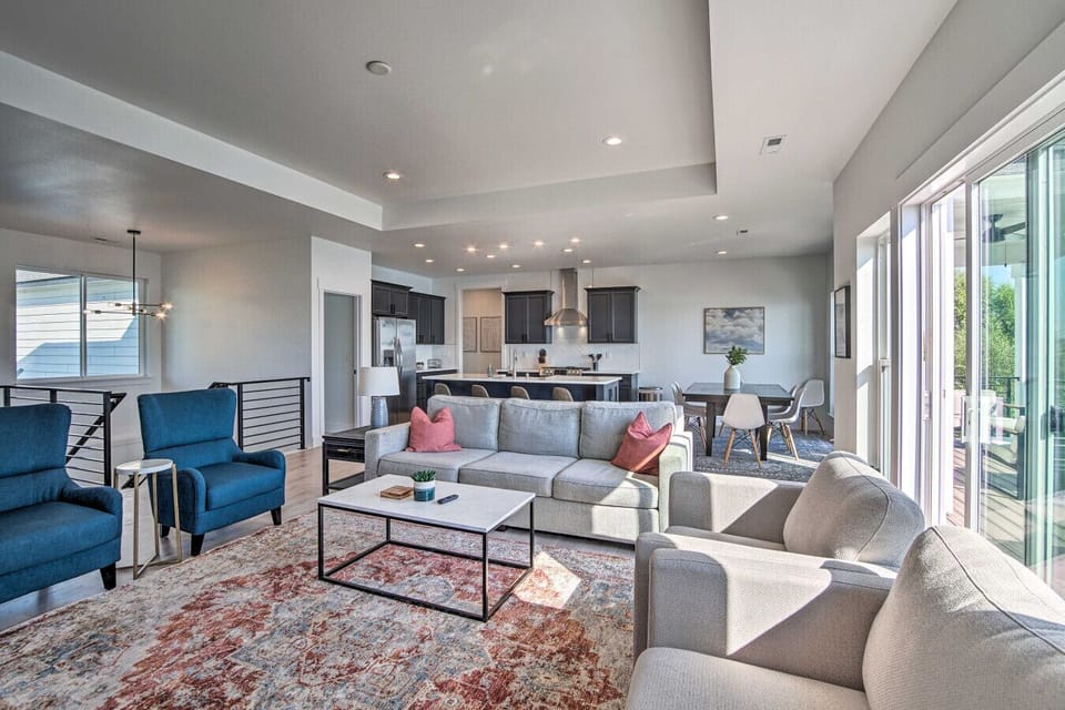 Living Room | Lakeview Windows | Soft Neutrals | Cozy Seating Mix