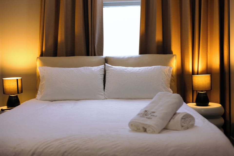 Queen room with Private Bathroom, 1 Queen bed | Free WiFi, bed sheets