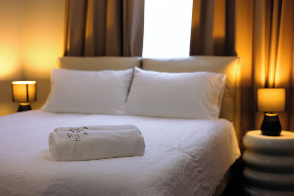 Queen room with Private Bathroom, 1 Queen bed | Free WiFi, bed sheets