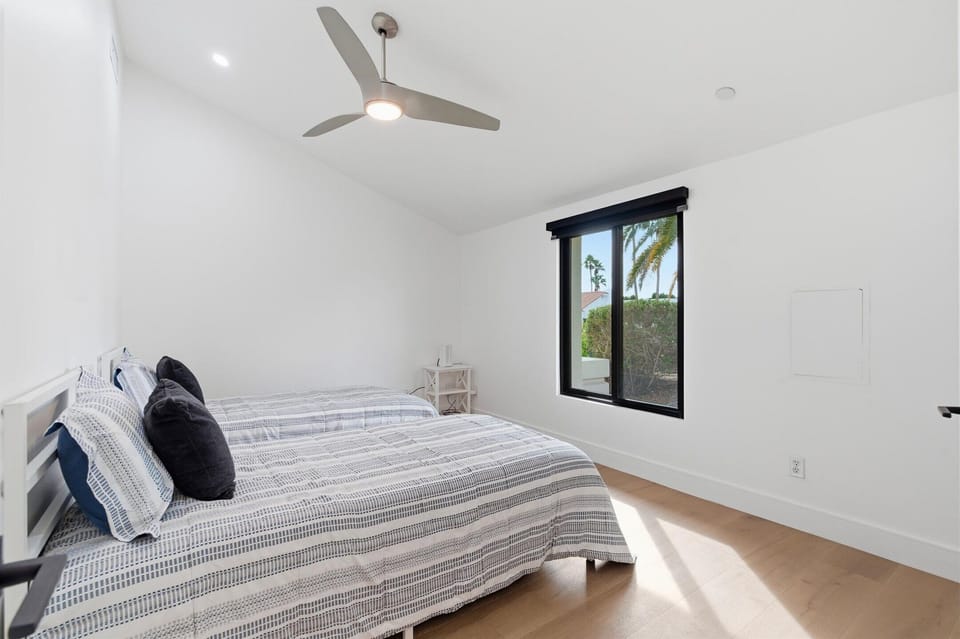 Guest bedroom with two twin beds