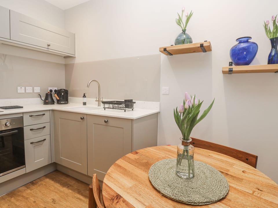Cottage | Private kitchen | Fridge, toaster, cookware/dishes/utensils