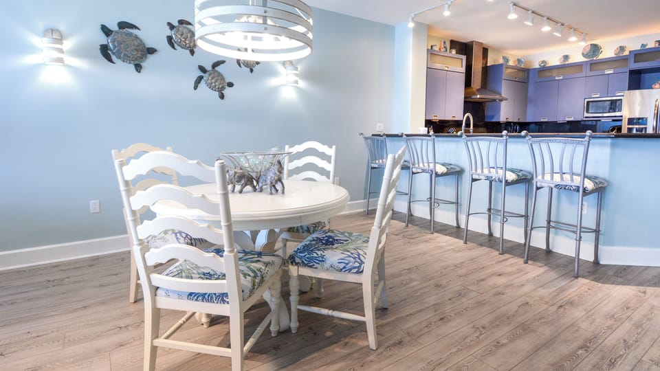 Dining Area & Breakfast Bar