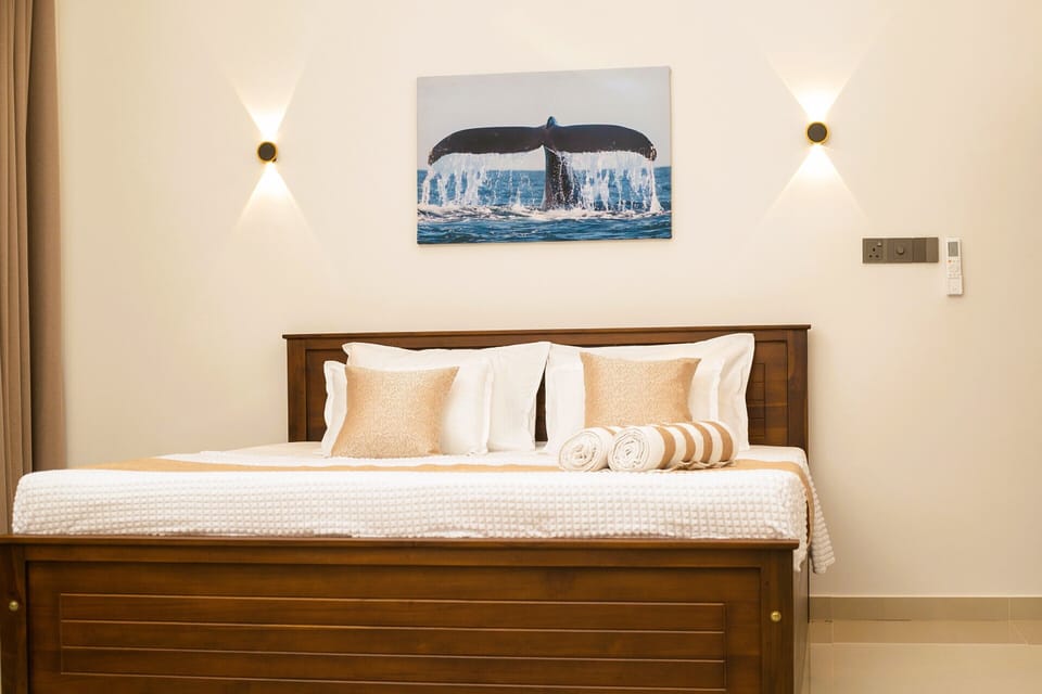 Deluxe Double Room, 1 King Bed, Balcony, Courtyard View | Desk, laptop workspace, soundproofing, iron/ironing board