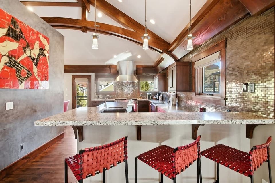 Breakfast Bar & Gourmet Kitchen