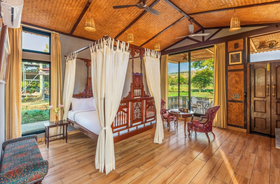 Premium Vintage Cottage with Balcony | Hypo-allergenic bedding available, minibar, desk, blackout drapes