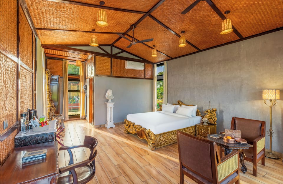 Royal Luxury cottage with Balcony & Garden View | Hypo-allergenic bedding available, minibar, desk, blackout drapes