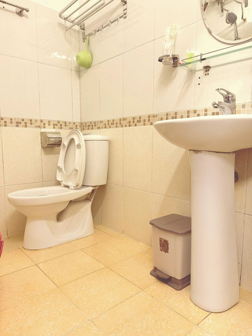 Family Quadruple Room | Bathroom | Shower, hair dryer, slippers, bidet