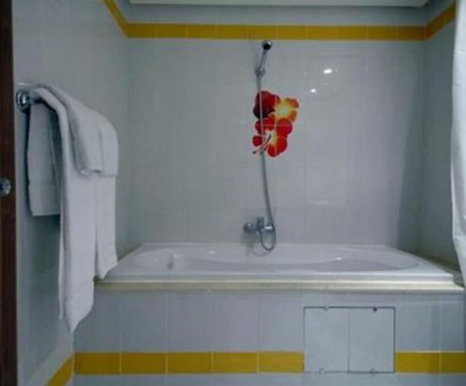 Basic Room, Balcony | Bathroom | Combined shower/tub, free toiletries, towels, soap