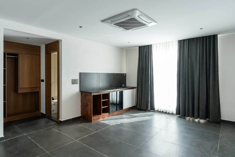 Suite | Premium bedding, desk, soundproofing, WiFi (free)