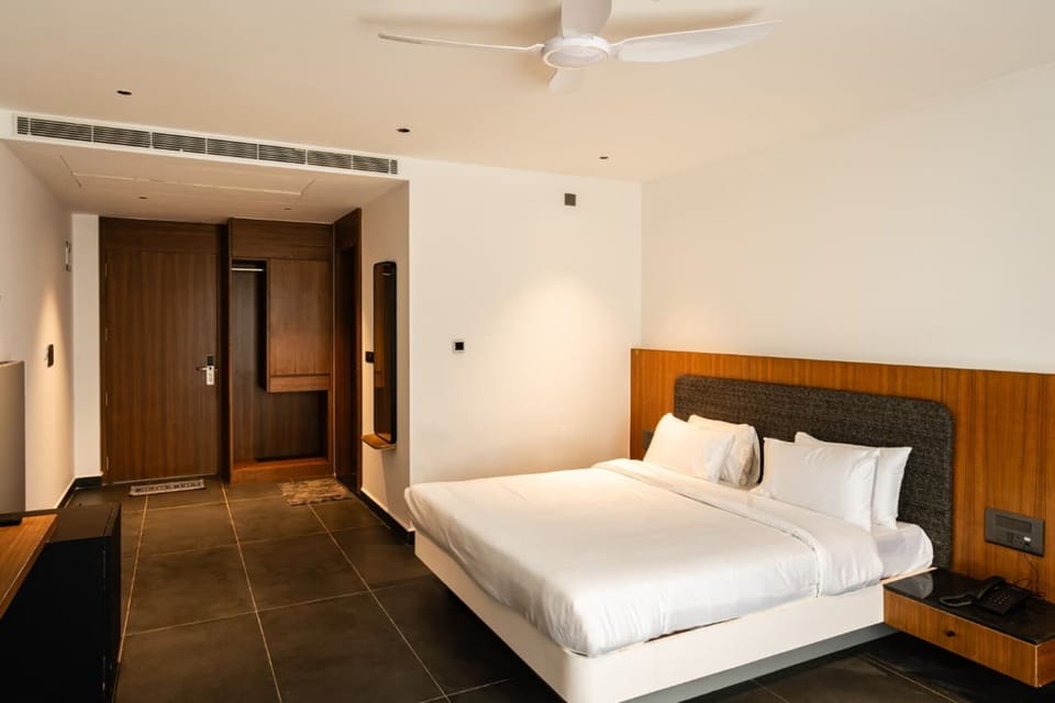 Deluxe Double Room | Premium bedding, desk, soundproofing, WiFi (free)