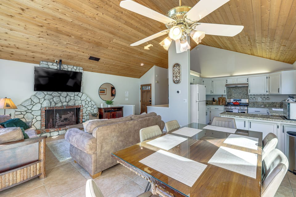 Dining Area | Dishware/Flatware Provided | Main Floor