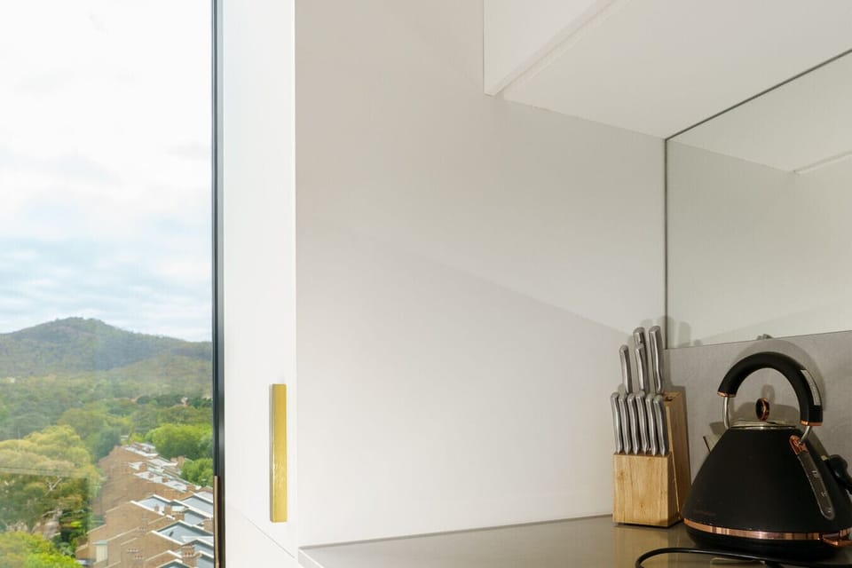 Handy kitchen setup with kettle, knives, and bench space ready for daily use. A practical, home-style touch for making tea, coffee, or simple meals.