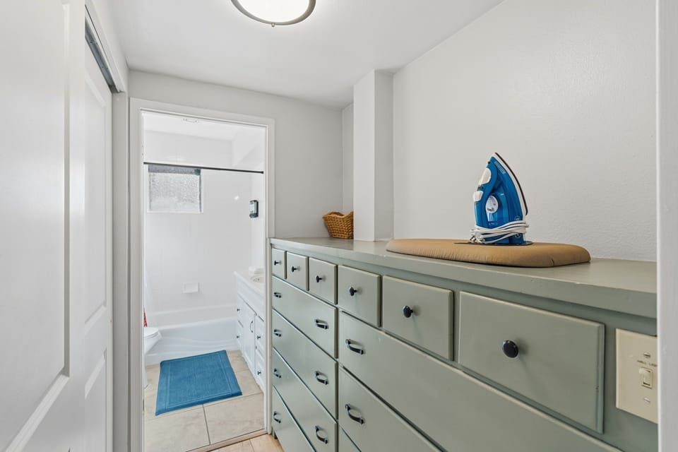 Plenty of additional storage in the built-in cabinet. 