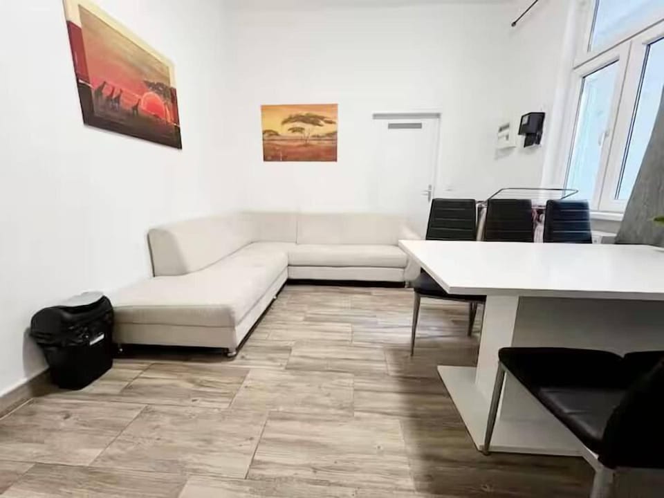 Basic Apartment | Living room
