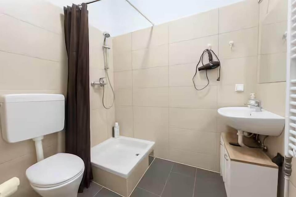 Basic Apartment | Bathroom | Shower, free toiletries, hair dryer, towels