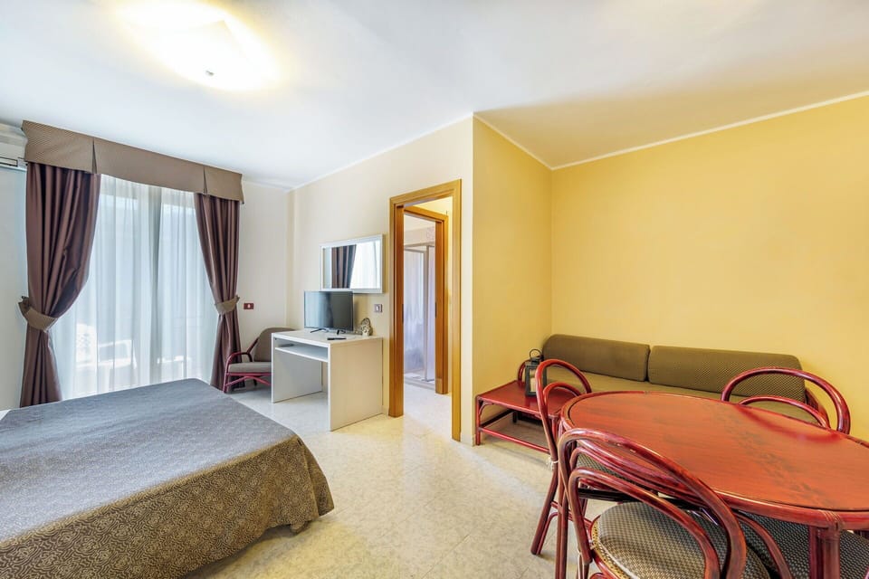 Autumn, Bedroom, Kitchen, Spring, Summer