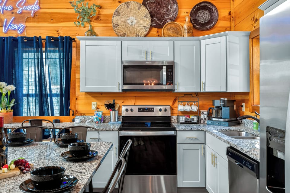 Modern kitchen with a clean and functional layout, designed for convenience and comfort, perfect for cooking and shared meals.
