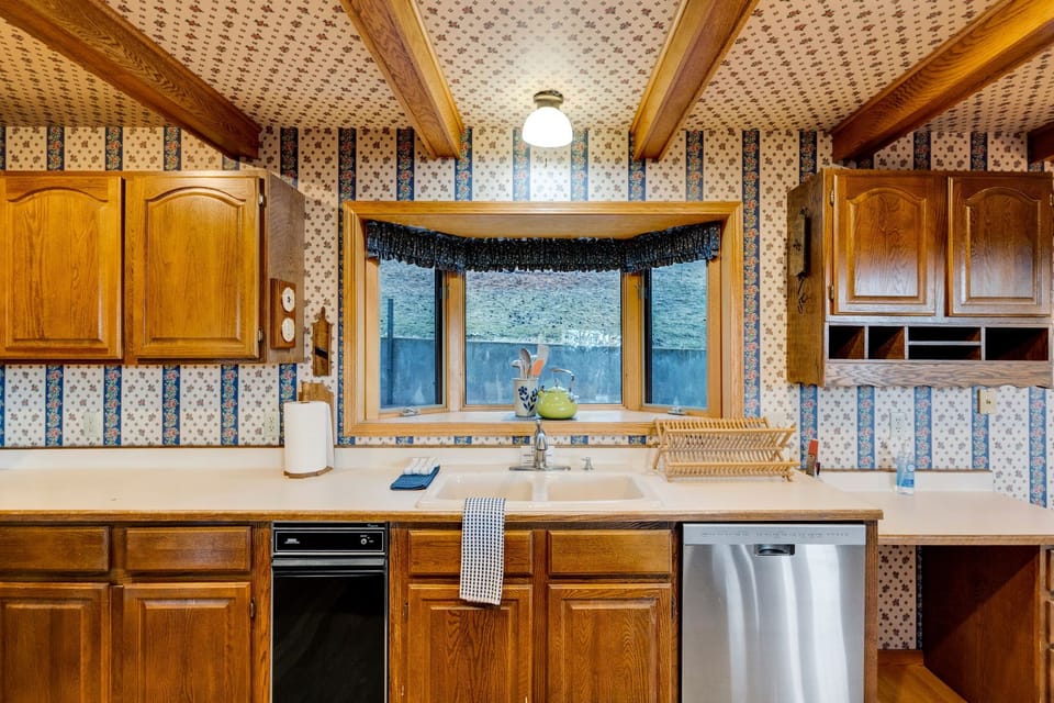 Kitchen (main floor)