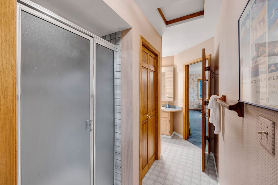 Bathroom 1 (upper level)