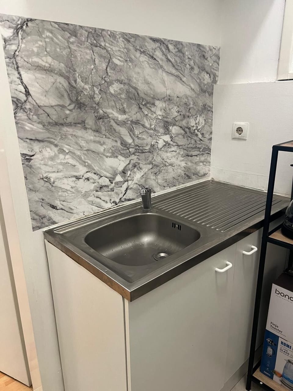 Basic Apartment | Private kitchen | Fridge, microwave, oven, stovetop