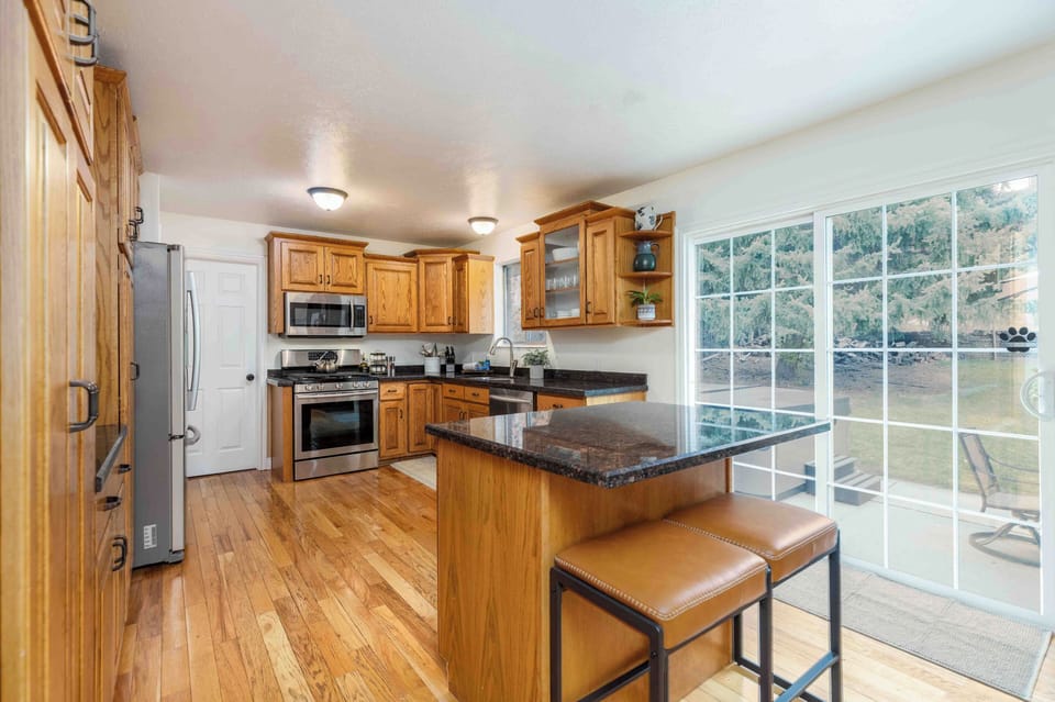 Fully equipped kitchen featuring an island.