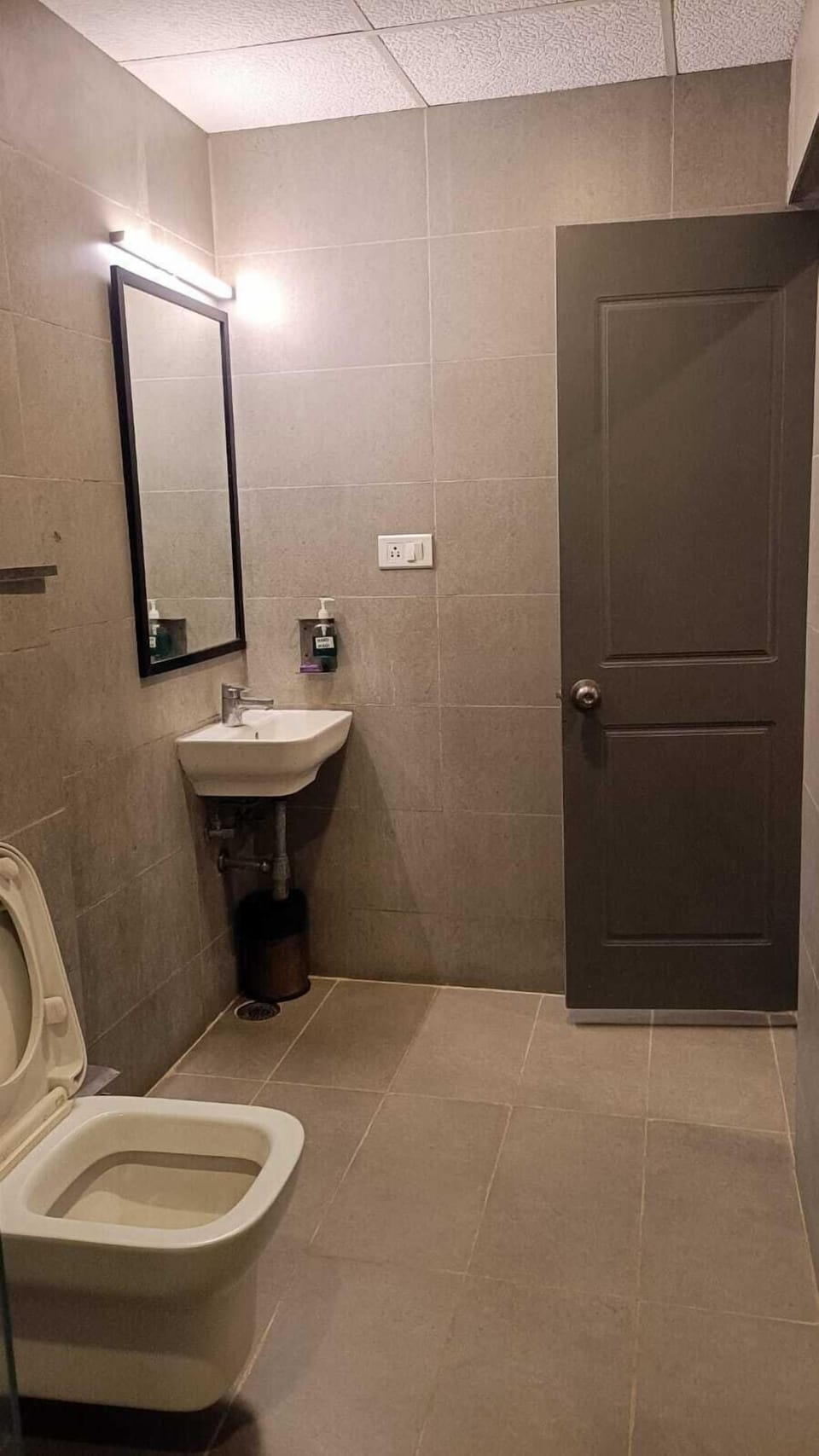 Shower, rainfall showerhead, free toiletries, hair dryer