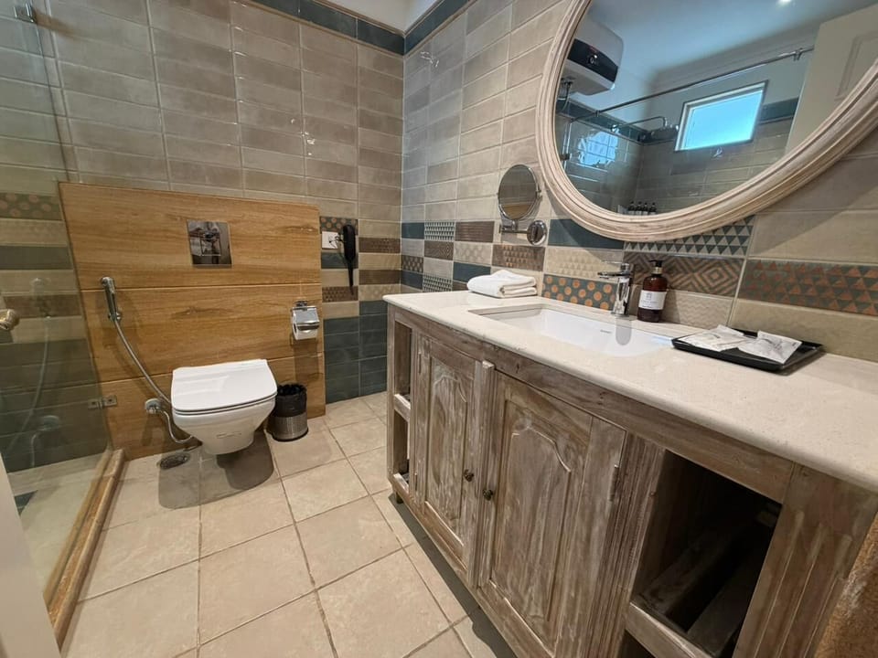 Deluxe Room | Bathroom | Shower, free toiletries, hair dryer, slippers