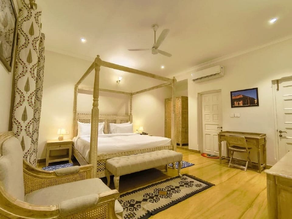 Suite | In-room safe, desk, laptop workspace, blackout drapes
