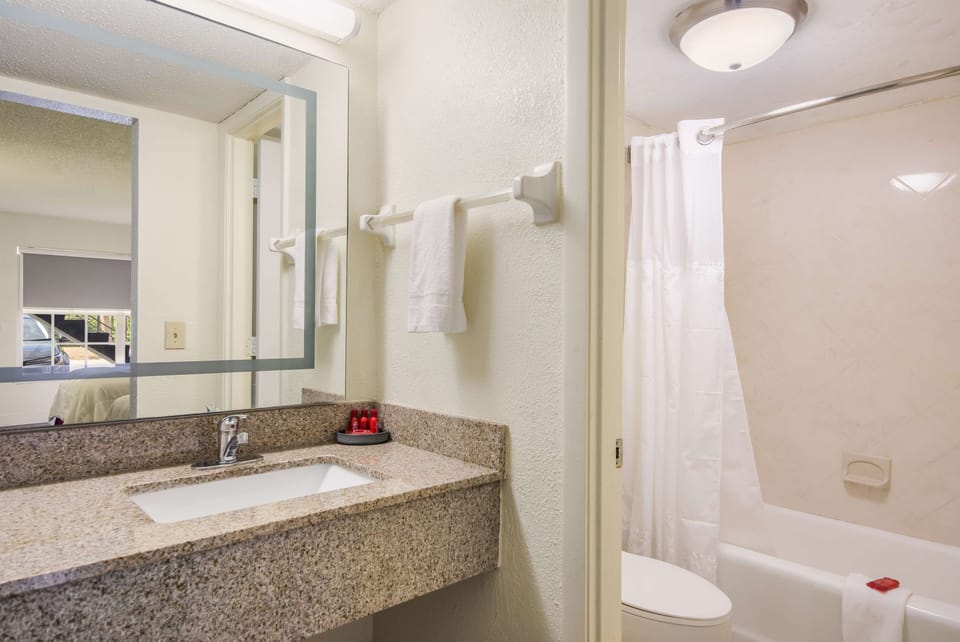 Combined shower/tub, free toiletries, hair dryer, towels