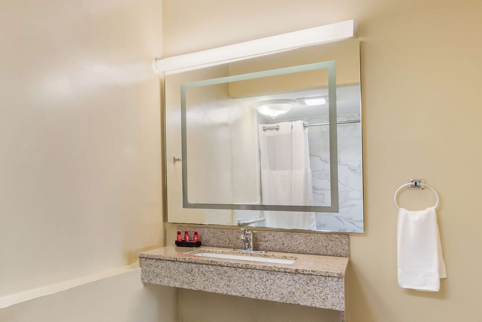 Combined shower/tub, free toiletries, hair dryer, towels