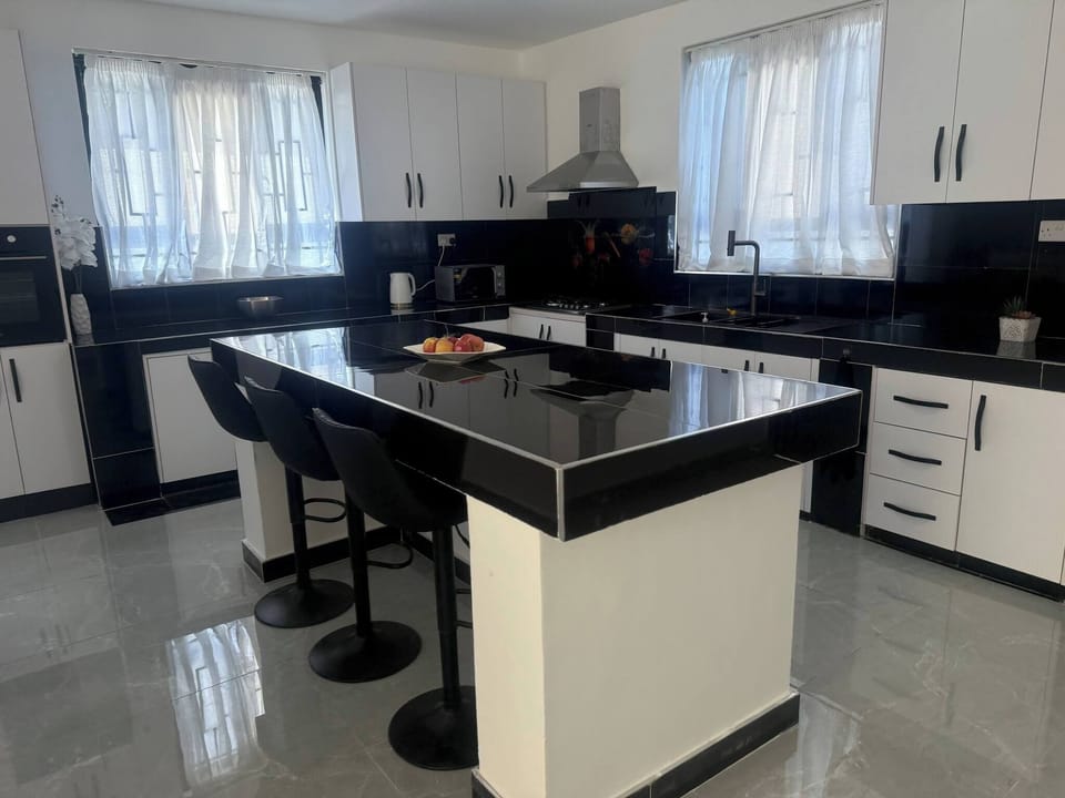 House, 3 Bedrooms, Smoking, City View | Interior