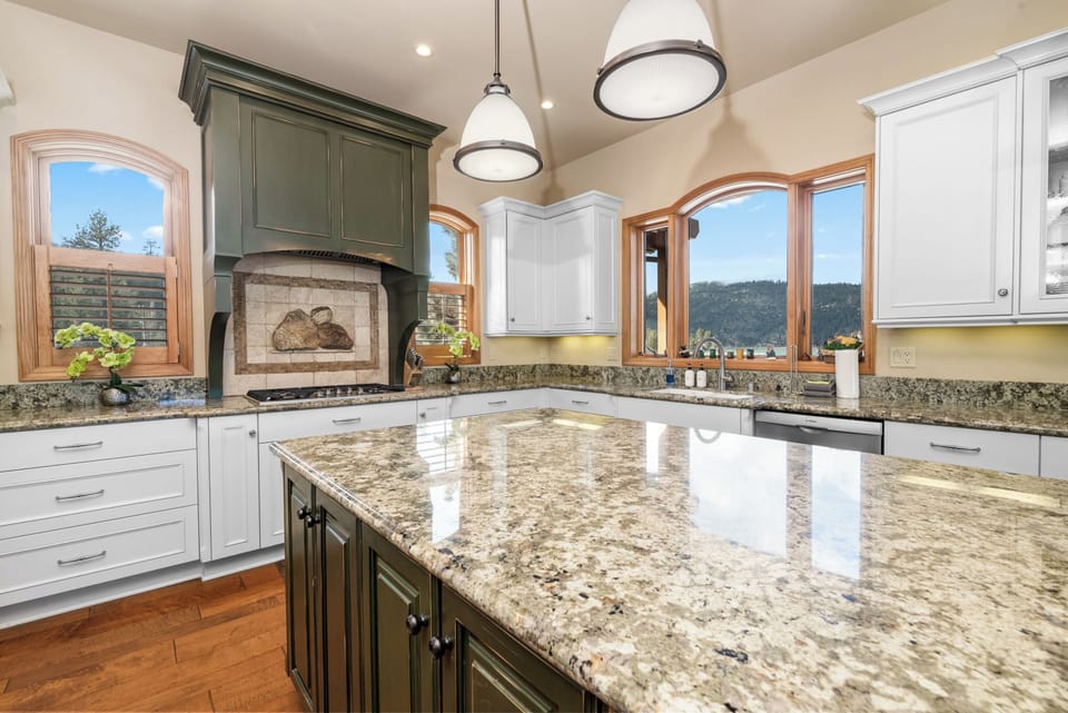 Signature House, 5 Bedrooms, Hot Tub, Lake View | Private kitchen | Fridge, microwave, oven, stovetop