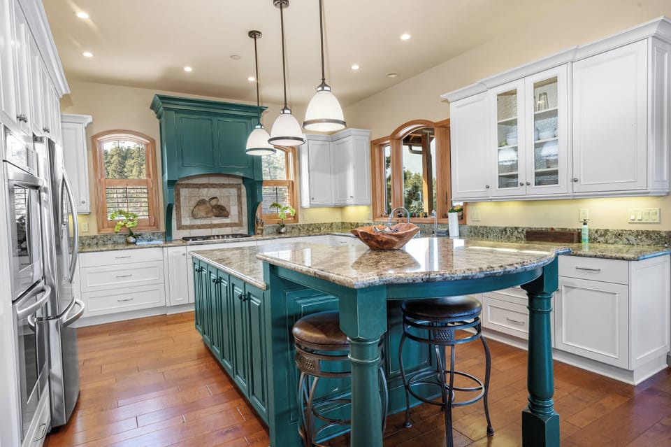 Signature House, 5 Bedrooms, Hot Tub, Lake View | Private kitchen | Fridge, microwave, oven, stovetop