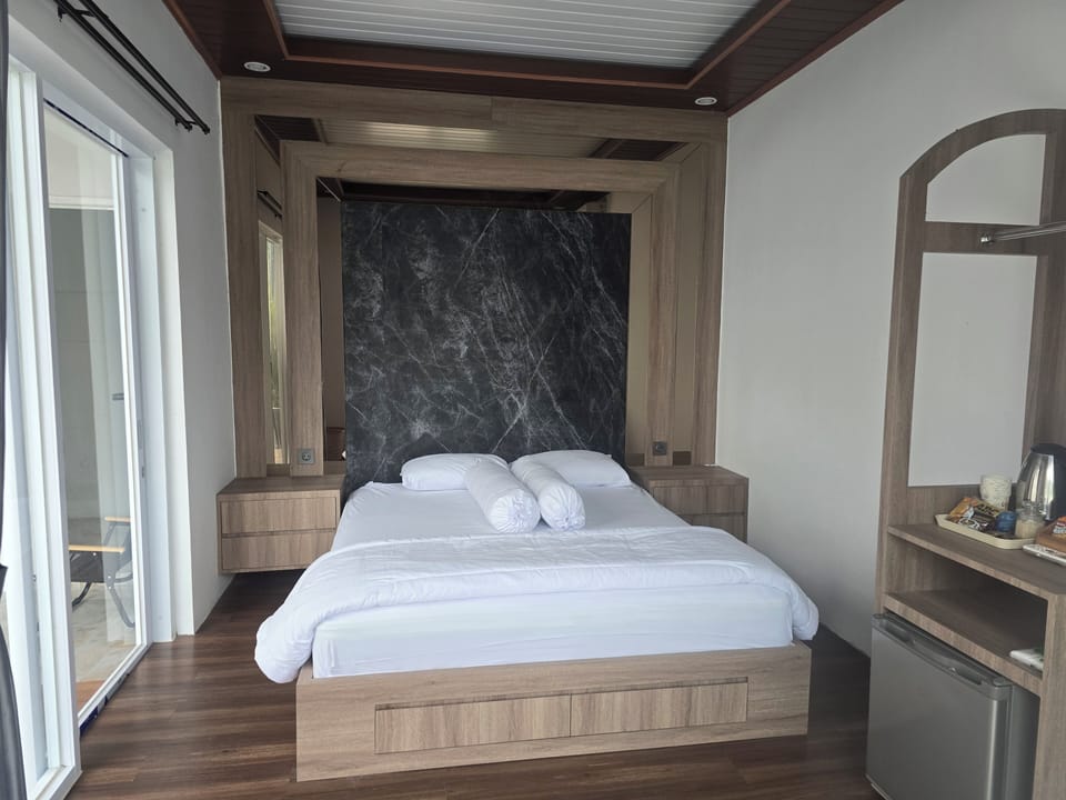 Deluxe Room | Desk, free WiFi