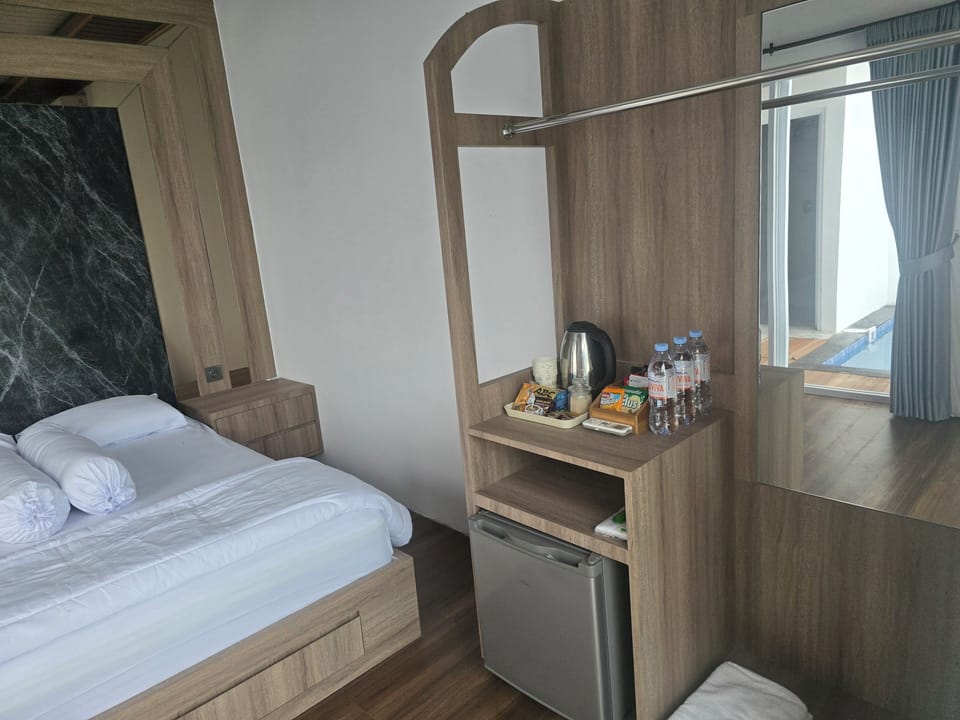 Deluxe Room | Desk, free WiFi