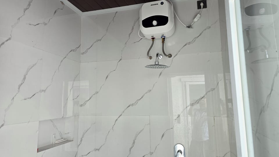 Deluxe Room | Bathroom | Shower, free toiletries, hair dryer, towels