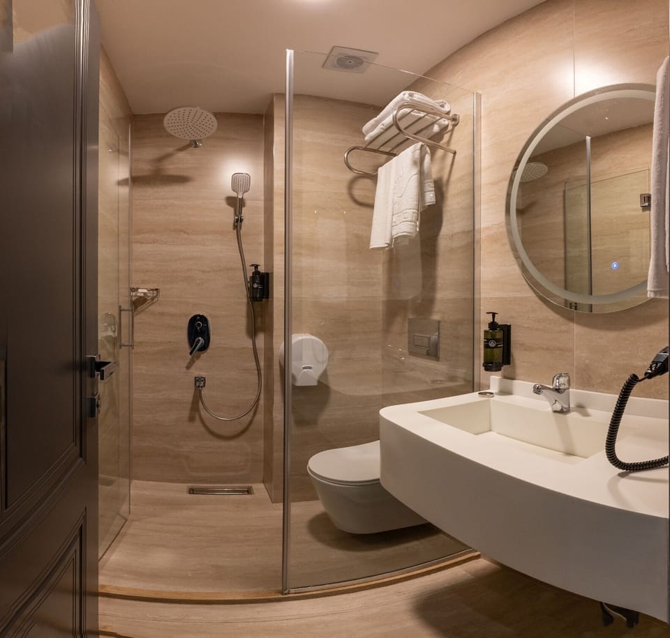 Comfort Double Room | Bathroom | Shower, hair dryer, slippers, towels