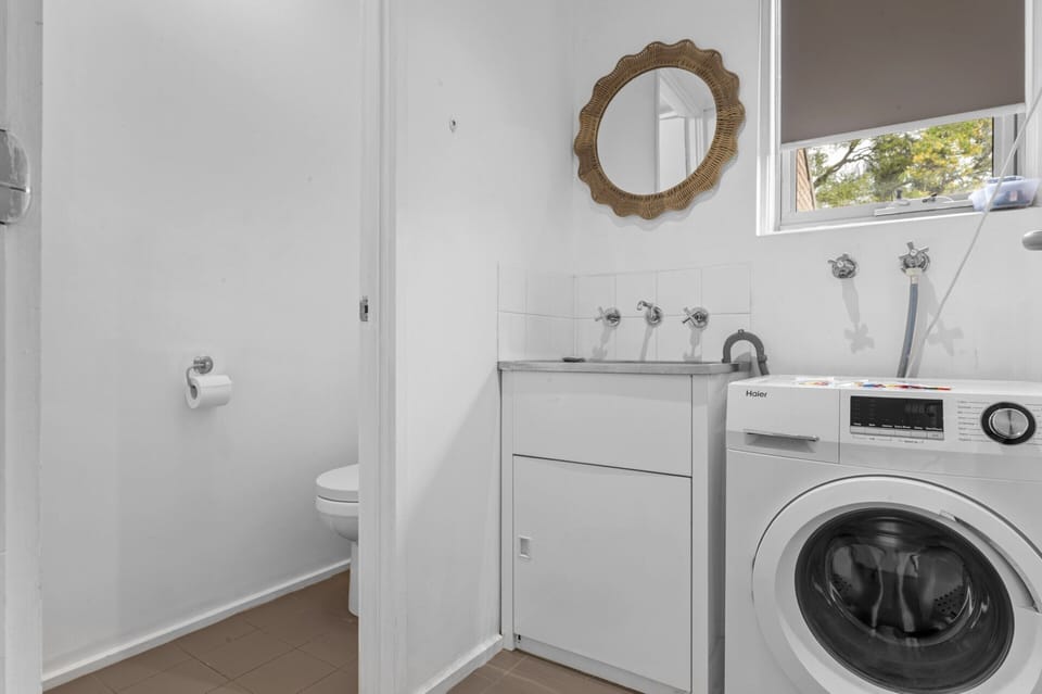 Spacious 3-bed Townhouse With Courtyard Apartment in Melbourne