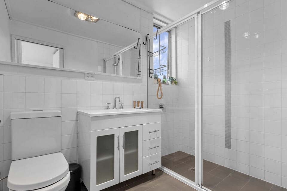 Spacious 3-bed Townhouse With Courtyard Apartment in Melbourne