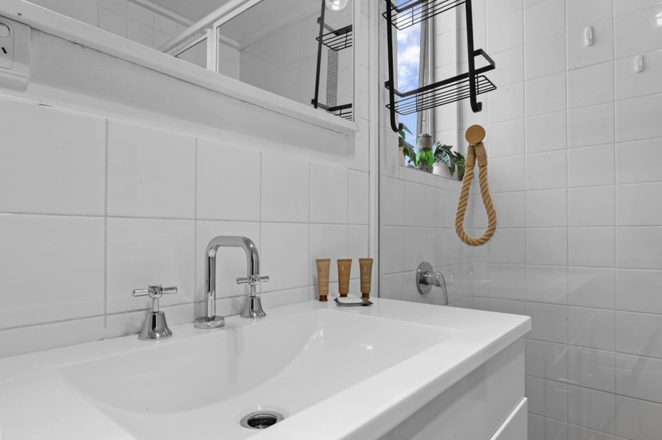 Spacious 3-bed Townhouse With Courtyard Apartment in Melbourne