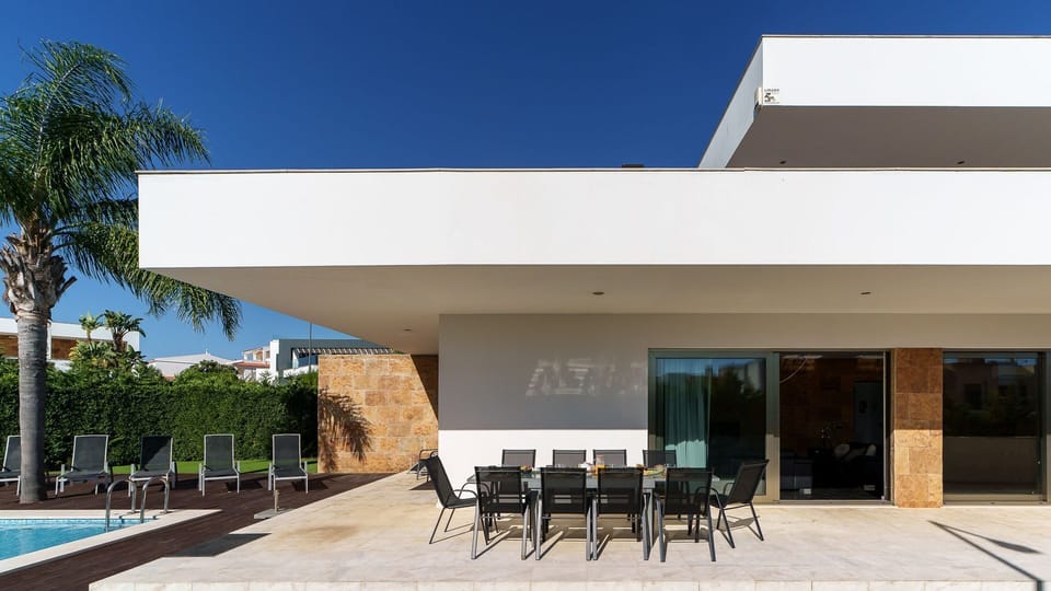 Enjoy long alfresco meals with family and friends on the spacious covered terrace, overlooking the pool and beautifully landscaped garden.
#OutdoorLiving #AlfrescoDining #PrivateVilla #Lagoa #AlgarveLife #LovelyStay
