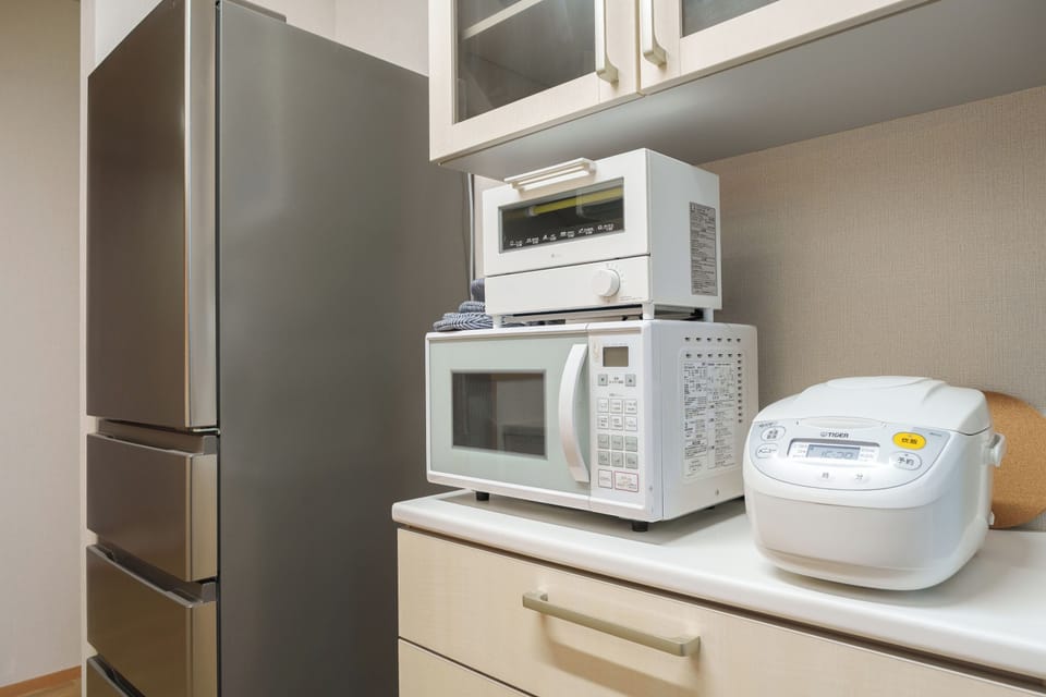 Family Condo, 5 Bedrooms, Non Smoking, Private Bathroom | Private kitchen | Microwave, stovetop, electric kettle, toaster