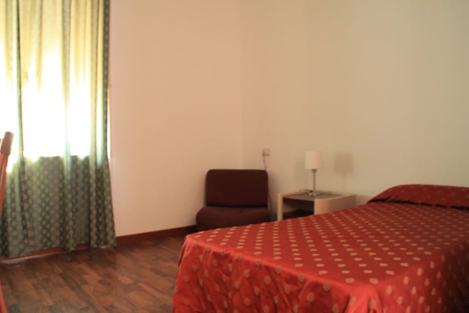 Single Room | In-room safe, desk, free cribs/infant beds, rollaway beds