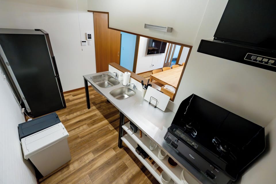 Comfort Condo, 4 Bedrooms, Non Smoking | Private kitchen | Full-size fridge, microwave, stovetop, cookware/dishes/utensils