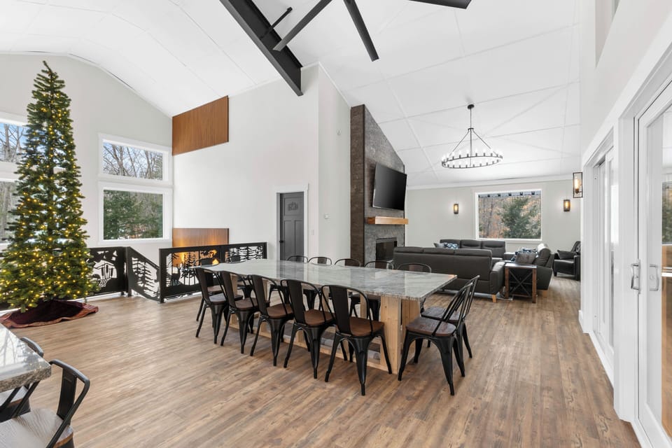 1000 sf great room with living room, dining and kitchen