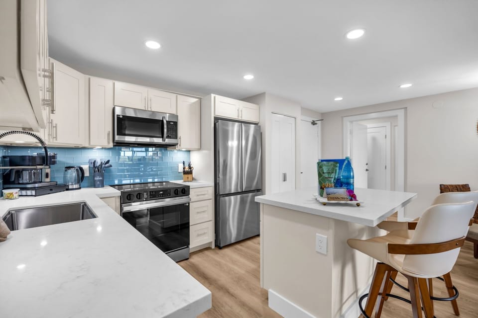 Luxury Condo, Air conditioning, Beachside | Private kitchen | Electric kettle, toaster