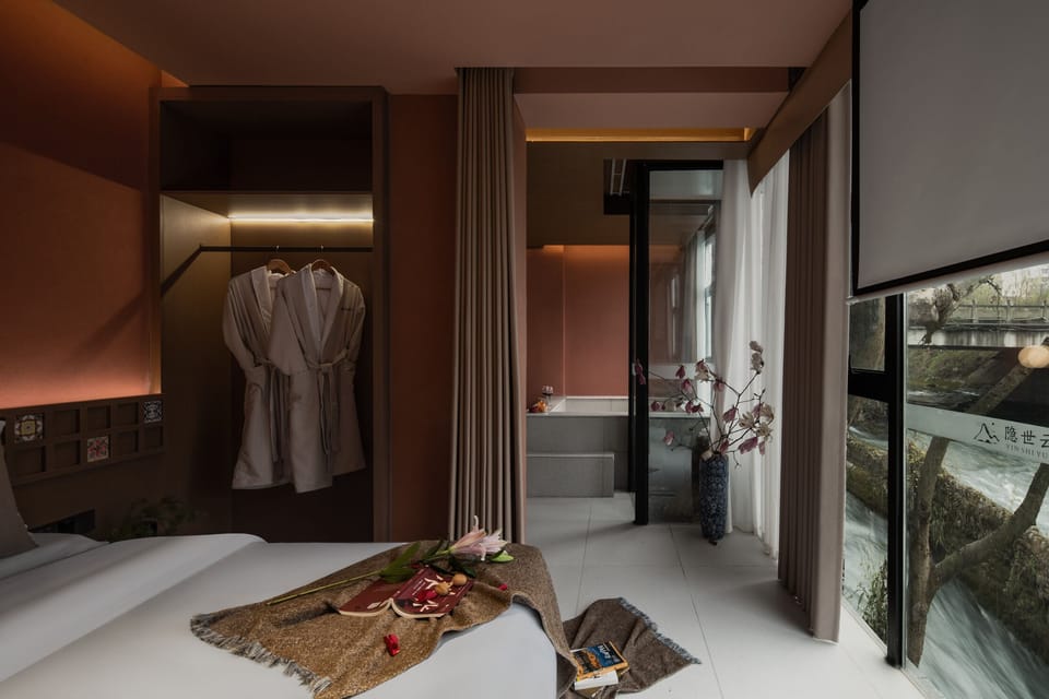 Romantic Suite, River View | Living room