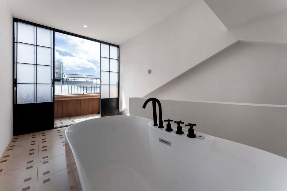 Deluxe Suite, Hill View | Bathroom | Shower, rainfall showerhead, free toiletries, hair dryer
