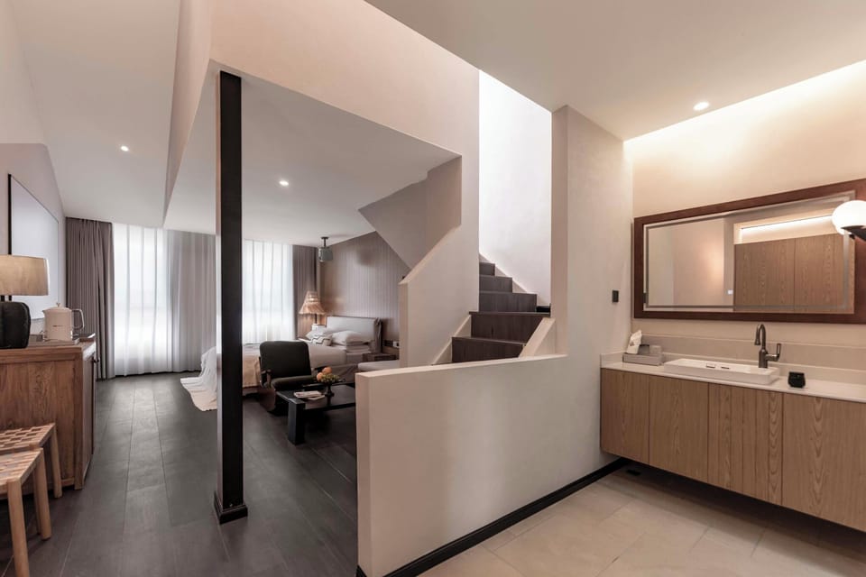Family Suite, Hill View | Bathroom | Shower, rainfall showerhead, free toiletries, hair dryer